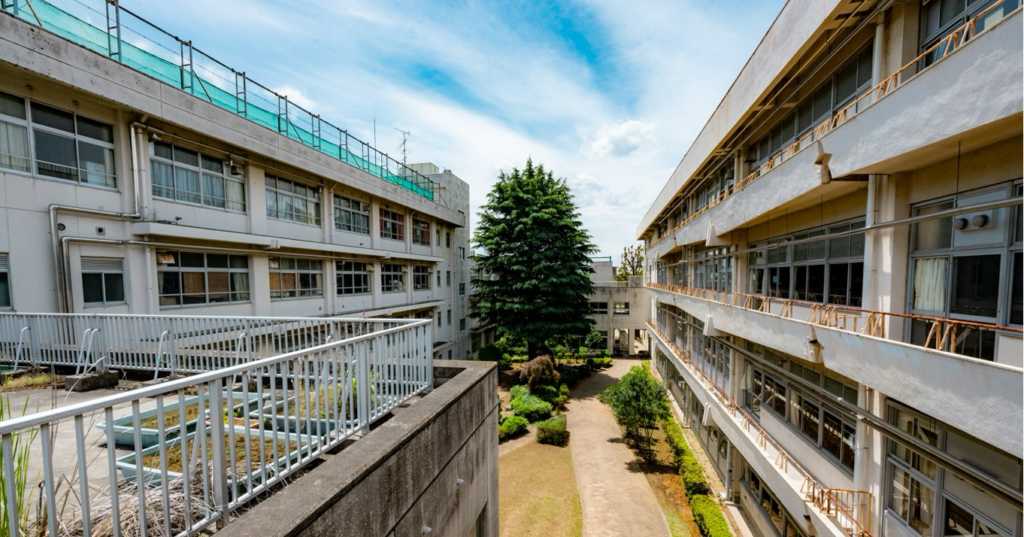 3階2-7組側渡り廊下中庭の様子